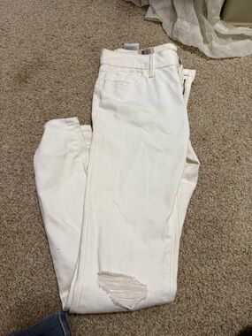 Levi's White Women's Skinny Jeans with Knee Distress